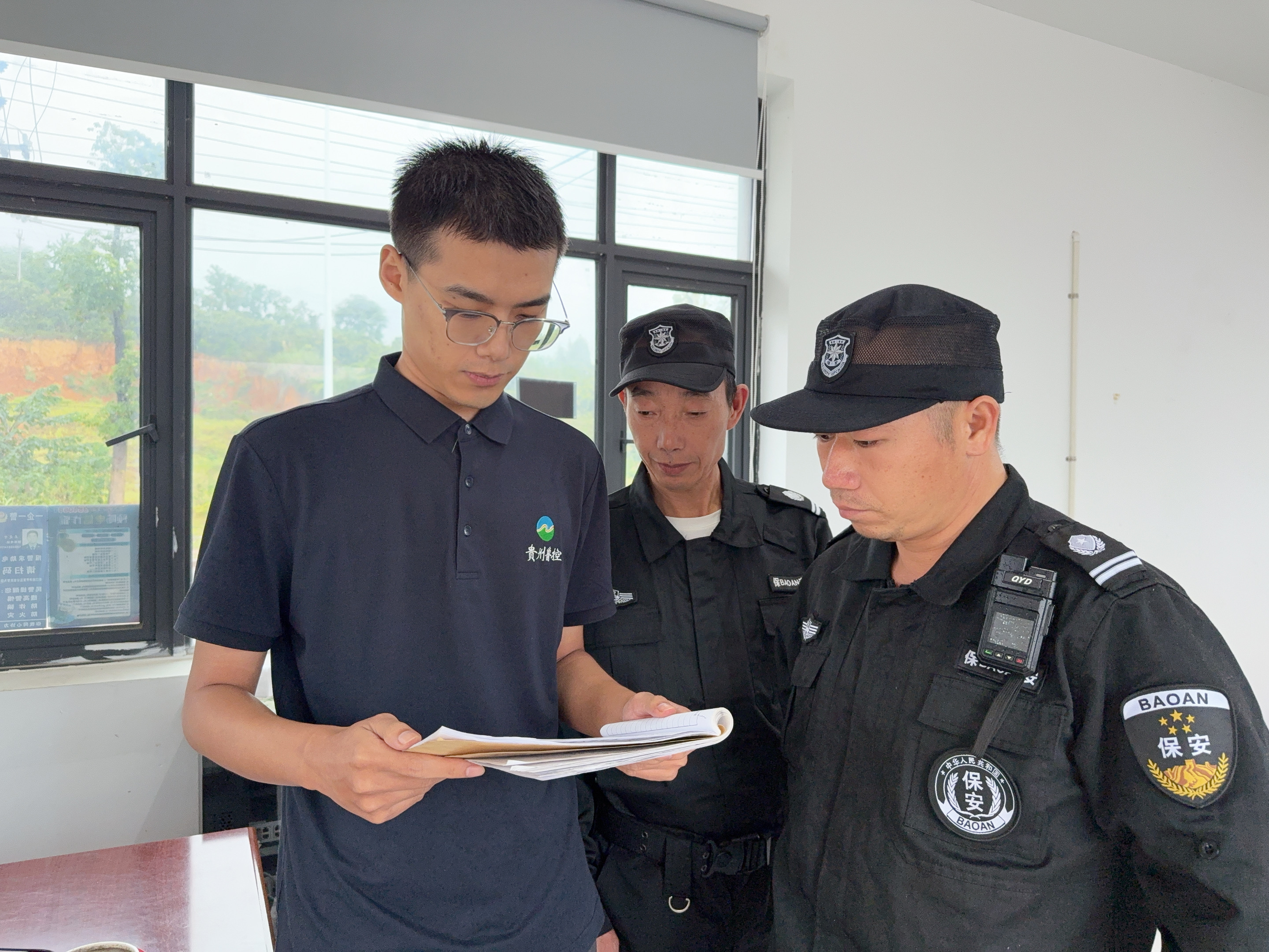 1760145610466.jpg 圖為李鵬程檢查進(jìn)出車(chē)輛登記情況.jpg